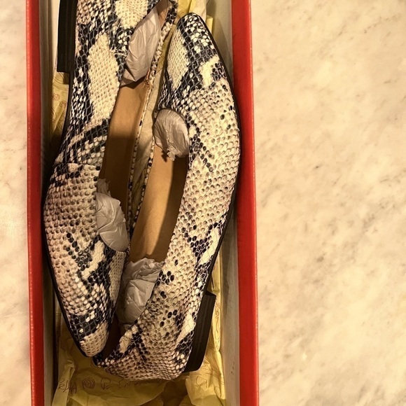 AMERICAN Rag Jilly Pointed Toe Embossed White Black Snake Skin Ballet Fl… - Picture 13 of 14